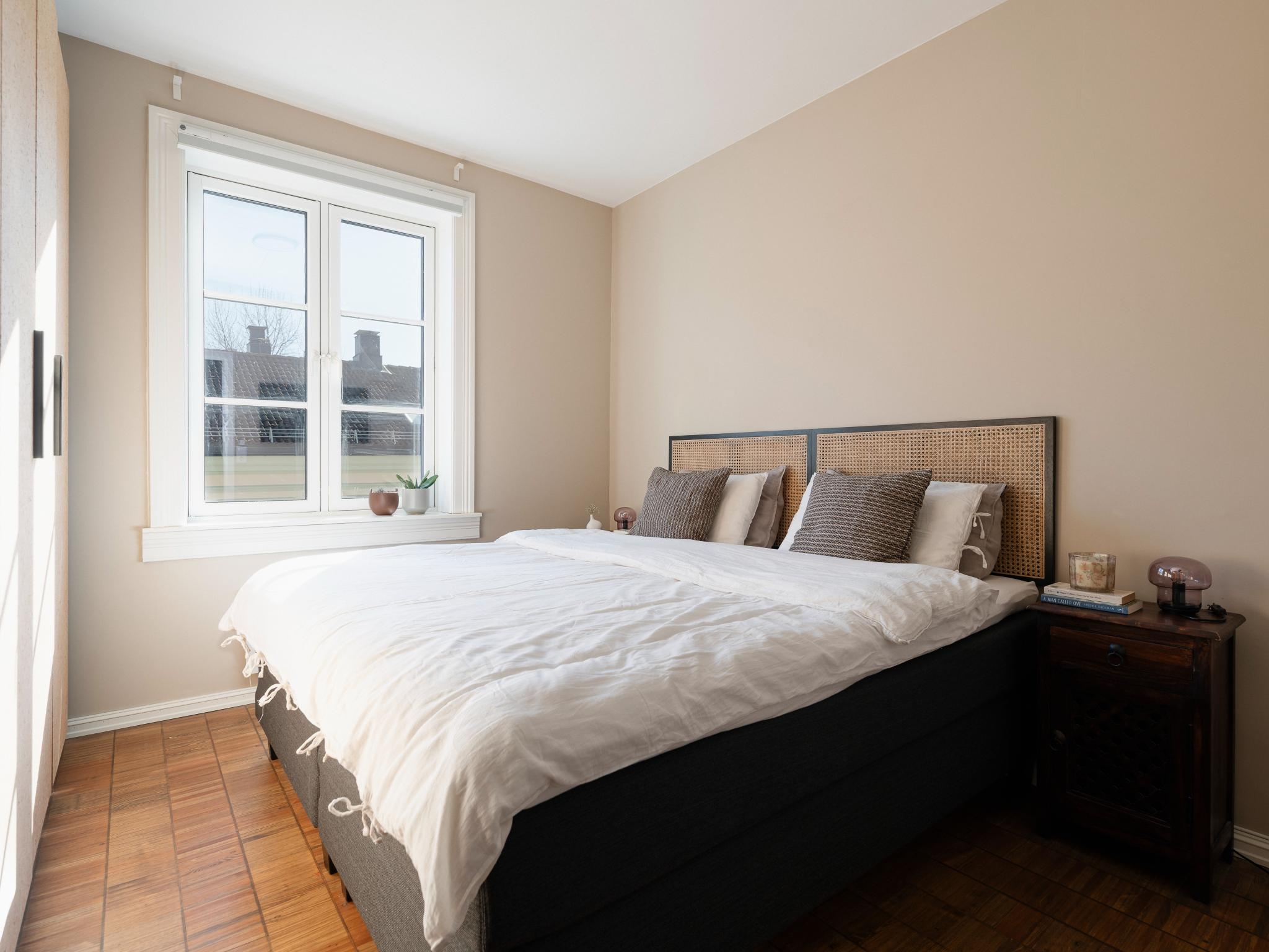 Hovedsoverommet er romslig med plass til dobbeltseng og tilhørende nattbord på hver side.